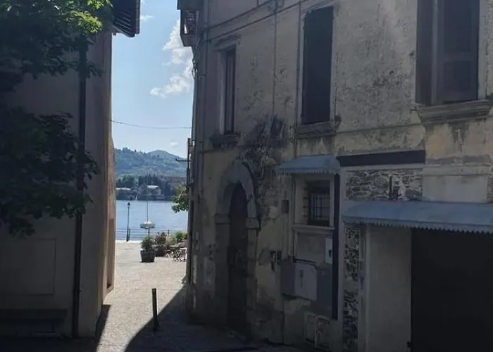 Dietro L'angolo